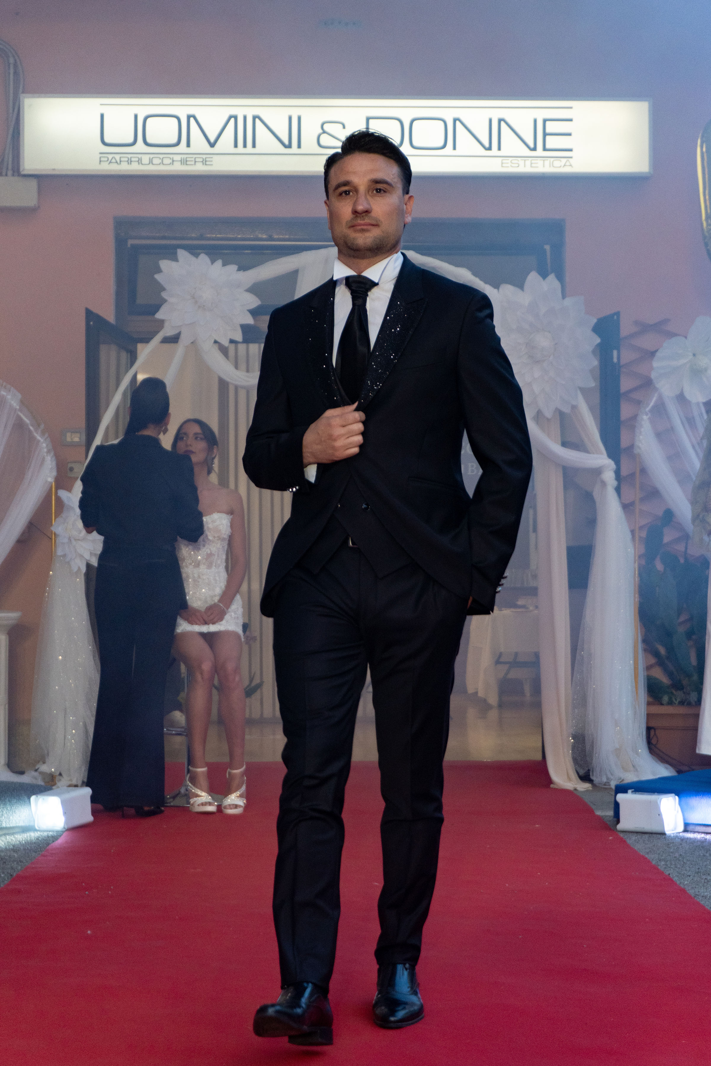 Look uomo in sfilata all'evento 20 anni Uomini e Donne