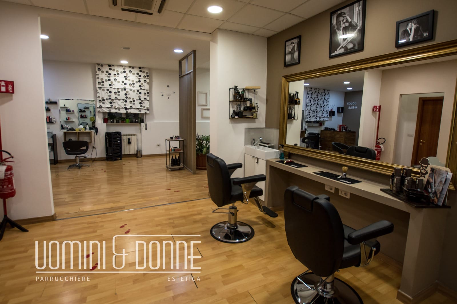 Angolo Barber Shop con specchiera dorata e poltrona vintage
