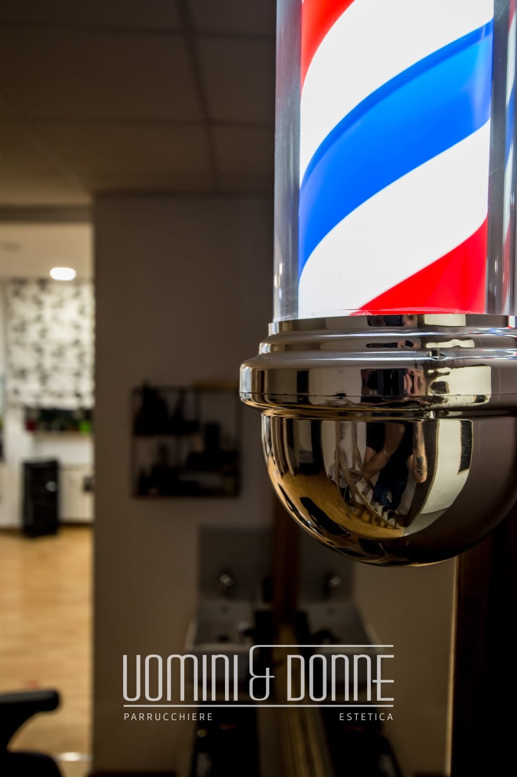 Dettaglio insegna luminosa Barber Pole tricolore