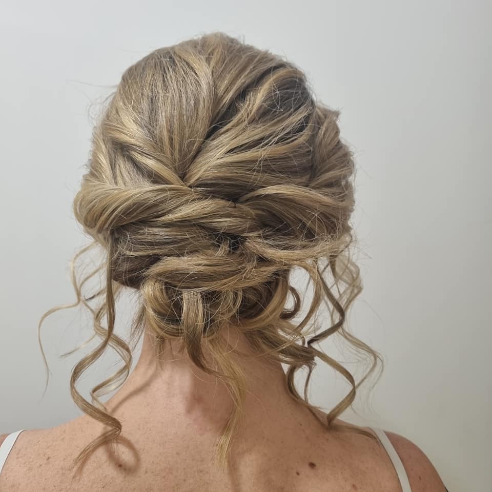 Balayage biondo su capelli lunghi realizzato dal parrucchiere Uomini e Donne a Potenza